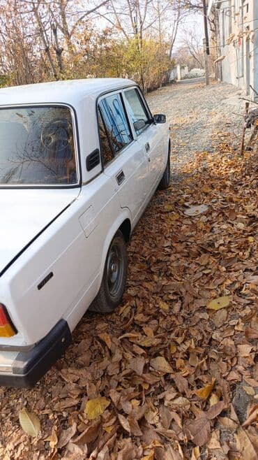 vaz kuza: Lada 2107 sedan – klassik ağ rəngdə, 4 qapılı. Texniki və xarici — 5