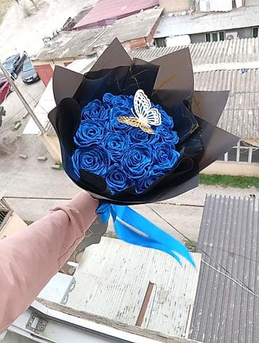 Çöl bitkiləri: Mavi qızılgüllərdən hazırlanmış dəbdəbəli buket - Tərkib: dərin mavi — 3