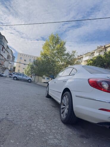 фольксваген пассат сс: Volkswagen CC, ağ kuzov və açıq rəngli-süet/deri kombinasiyalı salon — 21