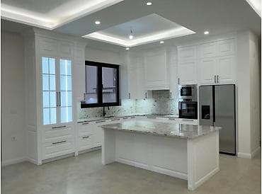 vitrin polka: Ağ rəngli modern mətbəx mebeli və ətəkdaşlı ada - Üslub — 2