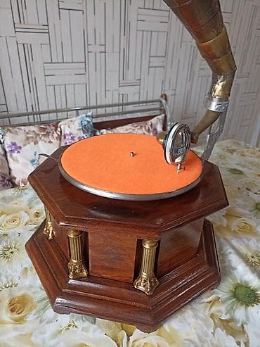retro gramofon: Antik üslublu qrammofon - Korpus: çoxbucaqlı formaya malik massiv — 1