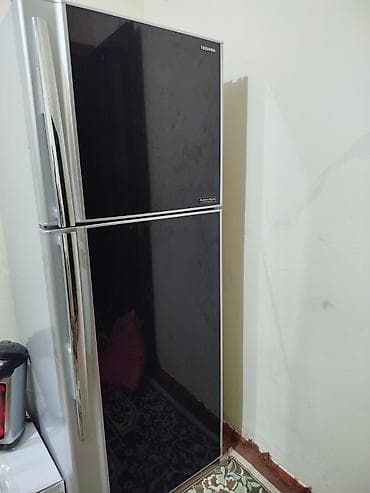 Yeni 2 qapılı Toshiba Soyuducu Satılır, rəng - Qara, Təkərli