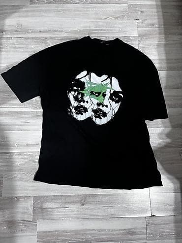 Qara rəngli qısaqoll T‑şört - Ön hissədə iri ölçülü qrafik çap lalafo.az -da Qara rəngli qısaqoll T‑şört - Ön hissədə iri ölçülü qrafik çap