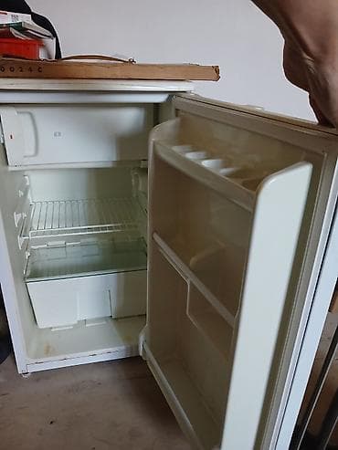 Kompakt birkameralı mini soyuducu. Aşağıdakı xüsusiyyətlərə malikdir