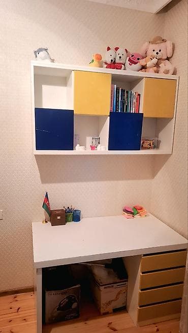 qapi ustu: IrYazı masası və kitab rəfi satılır Qiymət: 120 AZN Ölçülər: - Masa — 1