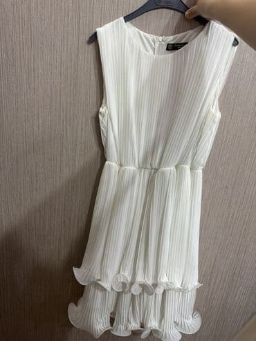 Cinslər: Ağ rəngli, plisəli qadın paltarı - Model: qolsuz, dairəvi yaxa - — 1