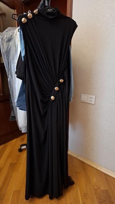 eco silim: Qara rəngli, maxi uzunluqda zərif gecə/libas. Asimmetrik drapeli — 1