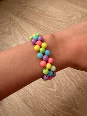 qizil bilərzik: Rəngarəng boncuklu qolbaq - Material: parlaq plastik boncuklar - Rəng — 1