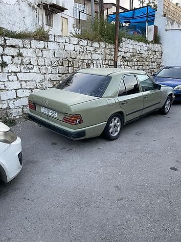 04 sat: Mercedes-Benz 230: 2.3 l | 1985 il Sedan — 1