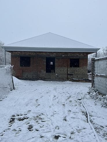 4 otaqlı yarım tikili ev,9 sot torpağın içində,ev günəşlidə