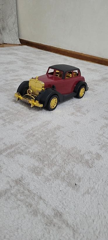4 man Retro üslubda oyuncaq avtomobil maketi - Korpus: tünd qırmızı — 3