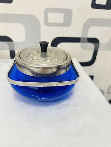 konfet qabi: Mavi şüşədən hazırlanmış dekorativ qab – metal qapaq və çərçivə ilə — 2