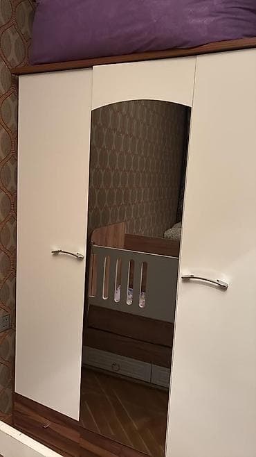 divar skaflari: 3 qapılı, Güzgülü, Ağ, Digər material, Açılan, Düz dolab — 1