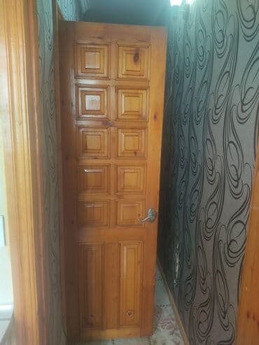 susta: Taxta qapılar . ümumi 6 qapıdır 2 hamam üçün 3 otaq bir mətbəx — 3