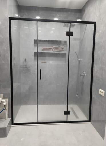 Şüşə duş kabinası qara çərçivəyə malikdir və müasir hamam otaqları