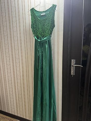 Dəstlər, kostyumlar: Zümrüd yaşılı rəngdə uzun gecə/furaj paltarı. 1 dəfə geyinilib 4-5 — 4