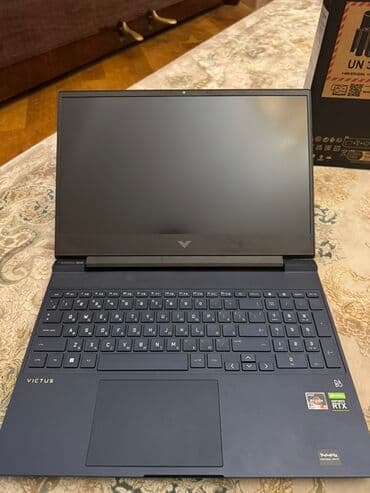 Планшеты: Bu, HP Victus noutbukudur. Tund goy rəngdədir və "Victus" loqosu ilə — 7