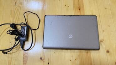зарядное для ноутбука: HP brendinə məxsus noutbuk. Gümüşü rəngli üst qapağa və qara alt — 1