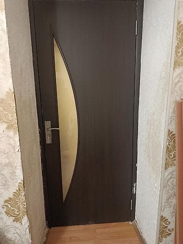 Daxili qapı – tünd qəhvəyi rəngdə, şüşəli dizayn - Material — 2