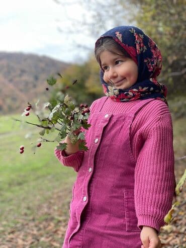 toxunma uşaq sviterləri: Çəhrayı rəngli, iri hörməli bu uşaq sviteri sərin havalar üçün rahat — 3