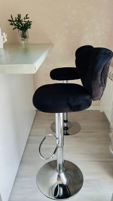 bar şkaf: Bar stullari. Uzeri qara mexmer. Hundurluk 45-85 sm arasi deyismek — 1