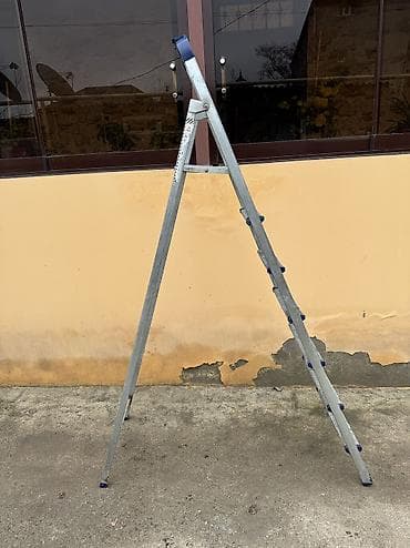 pol dik: Mavi rəngli metal nərdivan – 6 pilləli, qatlanan konstruksiya — 8