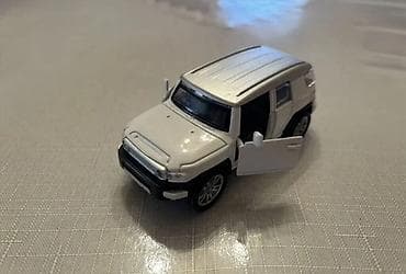 Miniatür yığım maşını – ağ rəngli ofroud SUV model - Metaldan — 2
