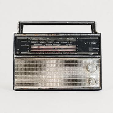 vifi saz: SSRİ dövrünə aid VEF-202 portativ radioqəbuledici satılır. Retro — 1