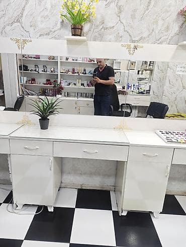 dirnaq masa: Gözəllik salonu üçün iş masası və güzgü dəsti - Ağ rəngli, klassik — 1