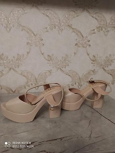 xonça desti: Qadın geyim və ayaqqabı dəsti - Ağ qısaqoll T‑şört + tünd mavi cins — 3