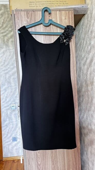 Qara kokteyl paltarı - Rəng: Dərin qara - Dizayn: Yarı klassik düz