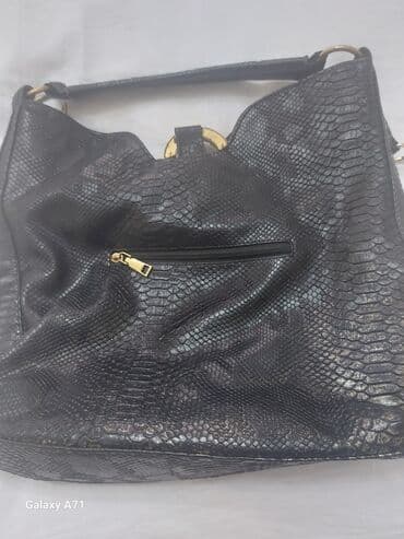 qaşlı çanta: Qadın sumkası.Əla vəziyyətdə.Çoxlu cibi var.Üz tərəfi qaşlı.Baha — 2