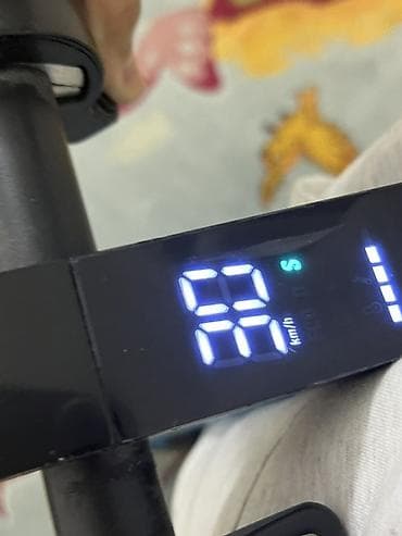 İşlənmiş Elektrik samokat 8", 351 - 500 Vt, 26 - 35 km/s, Ünvandan götürmə — 4