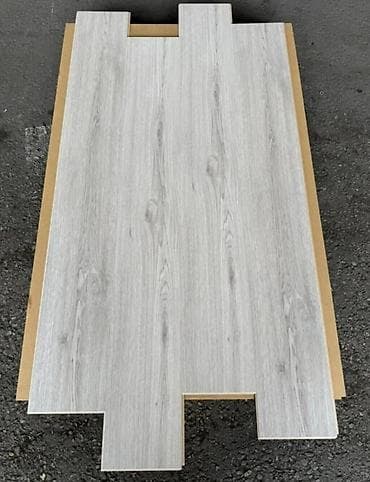 Ağ-boz tonlarda, ağac teksturalı laminat səthli xüsusi kəsimli panel