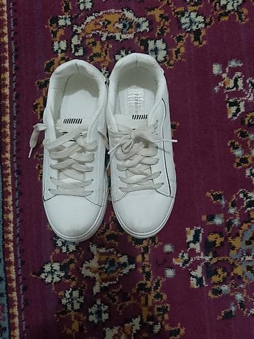 Qadın ayaqqabıları: Ağ rəngli uniseks gündəlik idman ayaqqabısı - Minimalist dizayn — 1