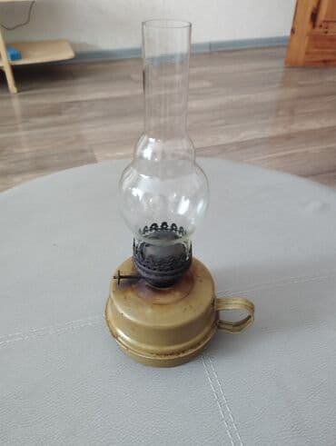 Kerosin lampası – klassik şüşə bacalı model. - Material: metal gövdə