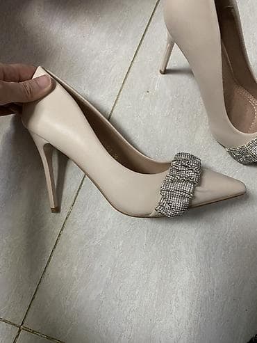 Çəkmələr: Catdirilma netfciler metrosu, 36 razmer bir defe geyinilib — 2