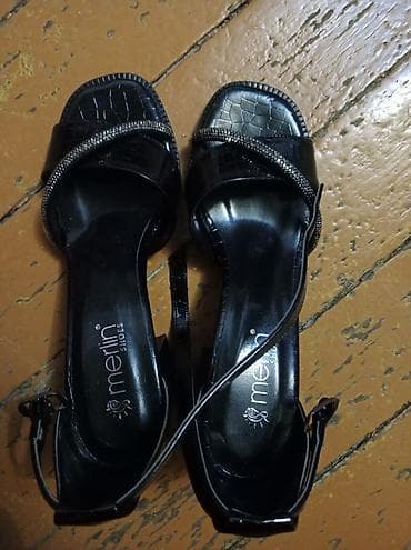 Merlin Shoes qadın sandaleti - Rəng: Qara, parlaq lak effektli - Üst