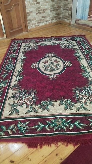 ağ tül perde: - Qonaq otağı üçün klassik dəst: pərdə və xalça. - Pərdə: qalın — 2