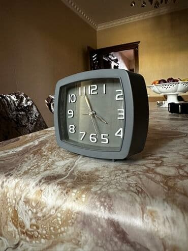 Микрофоны: Boz rəngdə düzbucaqlı saat. Tünd boz və açıq boz rəqəmlər ilə bu saat — 1