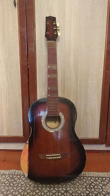 gitara balaca: Akkustik gitara – klassik korpus, tünd qəhvəyi sunburst lak örtüyü — 1