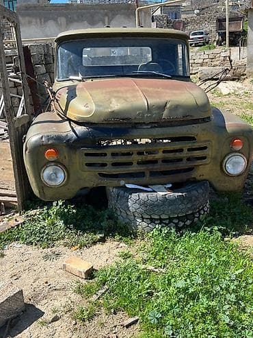 ZİL klassik sovet dövrü yük maşını (ZIL/GAZ seriyasına bənzər).