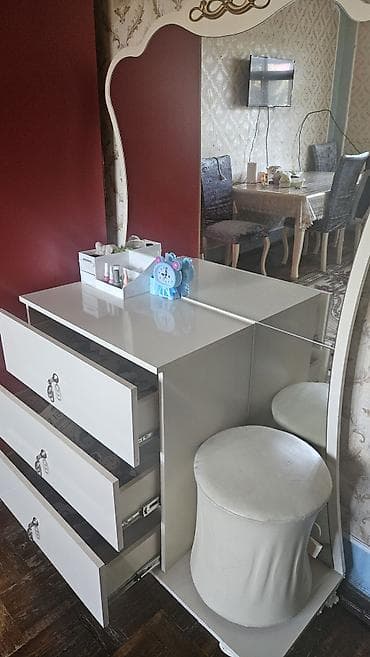 стол для макияжа: Ağ rəngli makiyaj/tuvalet masası dəsti - Geniş dekorativ güzgü — 2