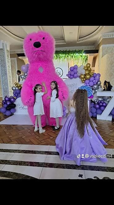 Uşaqların və böyüklərin tədbirlərinə rəng qatan nəhəng ayı maskotu