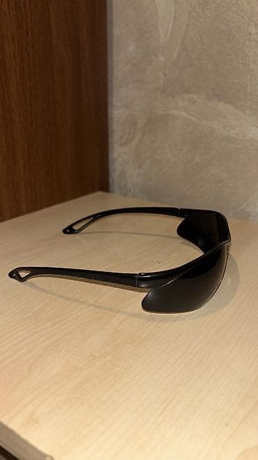 optik eynək modelləri: Qara idman üslublu gün eynəyi - Tam qara rəngdə, yekparə linzalı — 4