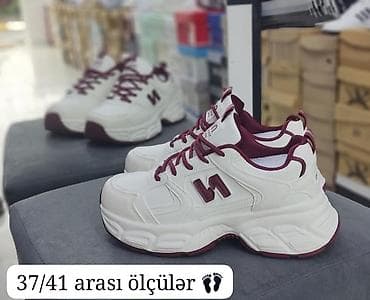 Ağ-bordo rəng kombinində idman ayaqqabısı. Həcimli (chunky) altlıq