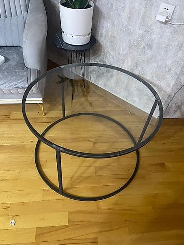 - Dairəvi şüşə stol - Minimalist dizayn: şəffaf temperli şüşə üstlük