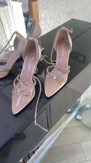 qadin sapaskileri: Tuflilər, Stradivarius, Ölçü: 39, rəng - Bej, Yeni — 2