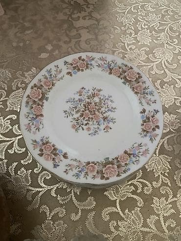 101 gul: Şüşə və porselen qablar dəsti Tərkib: - 2 ədəd iri kəllə-kəllə — 3