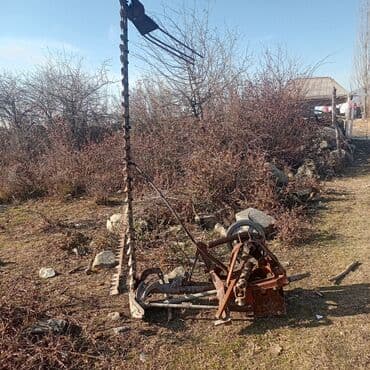 mtz 82 turbo: Mavi rəngli MTZ tipli traktor, kabinalı. Ön hissədə baca/egzoz və — 8